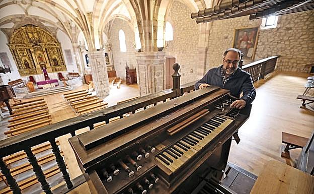 p El párroco de Cabuérniga, junto al teclado del órgano de la iglesia de Santa Eulalia.