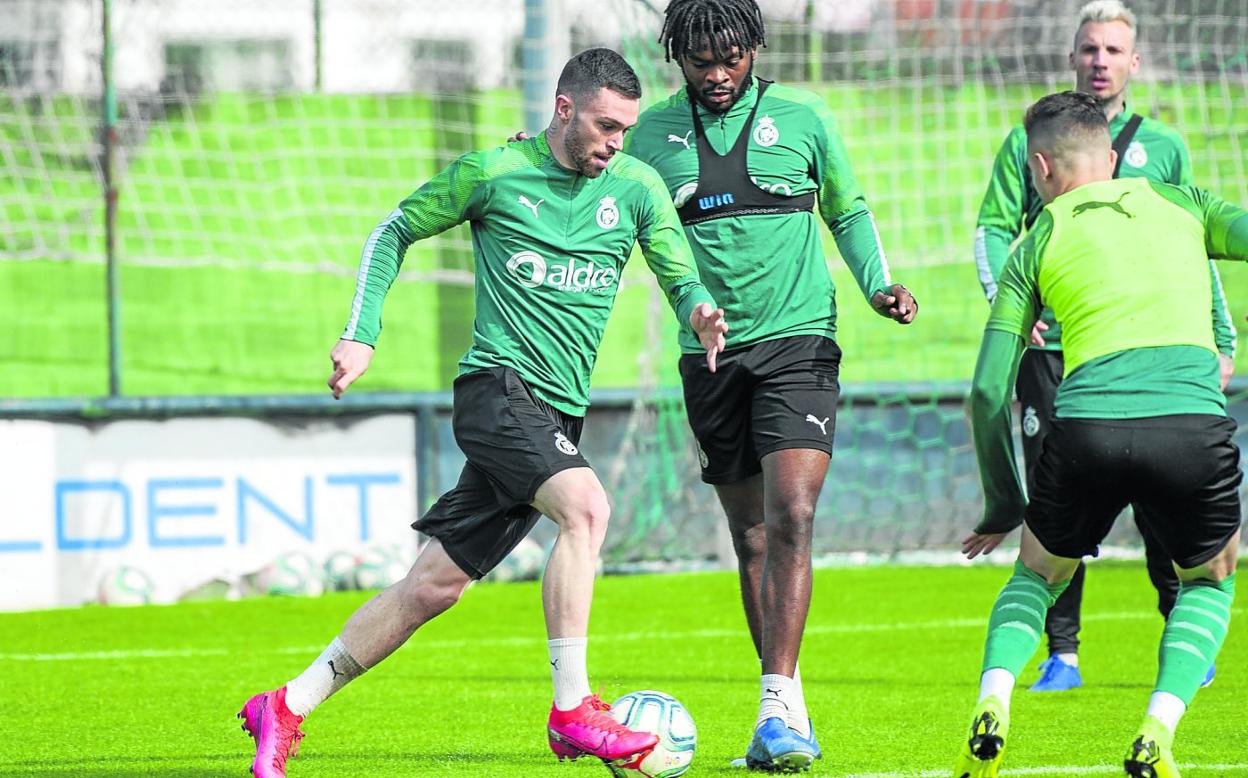 Manu Hernando controla el balón ante Nkaka durante un entrenamiento.