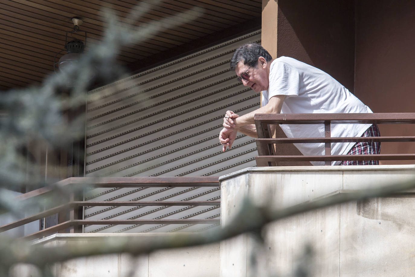 Fumando un cigarro y viendo el panorama.