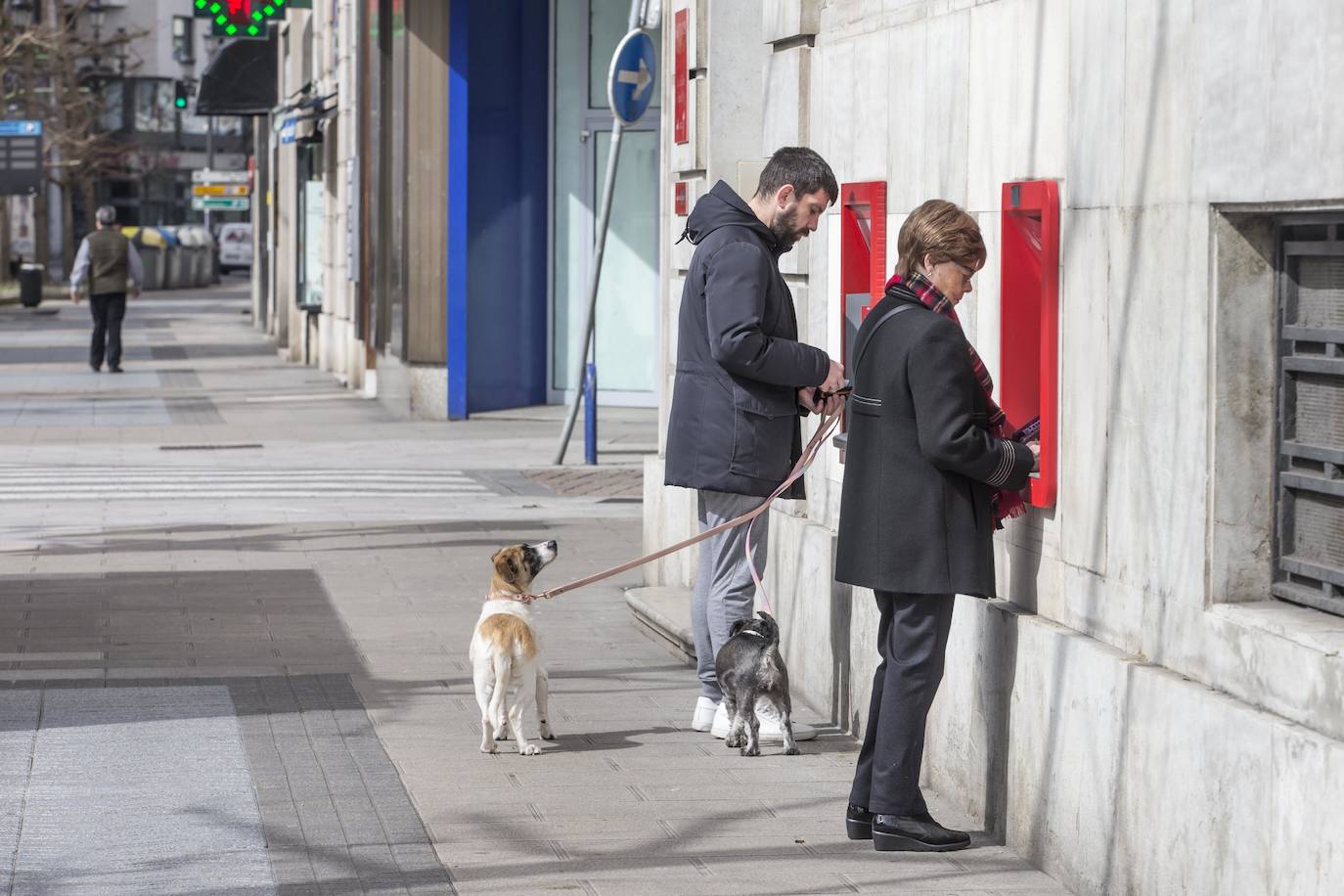 A sacar dinero del cajero.