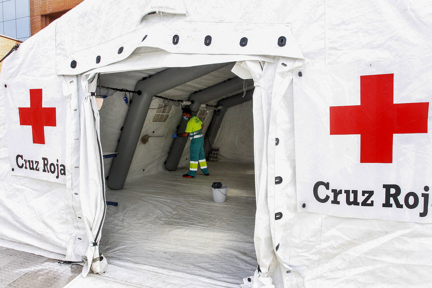 La Cruz Roja ha instalado en el exterior de Sierrallana una carpa para la realización de las pruebas del coronavirus al personal sanitario.