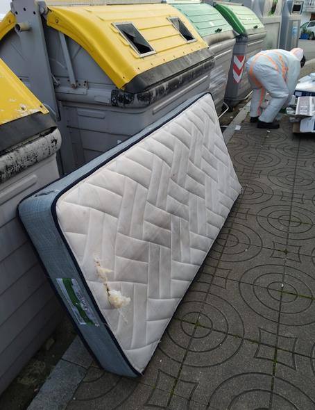 El Ayuntamiento de Torrelavega ha realizado un llamamiento a los vecinos para que se abstengan de dejar voluminosos en la calle (el servicio de recogida municipal está suspendido) y para que “todas” las bolsas de basura se depositen en los contenedores.