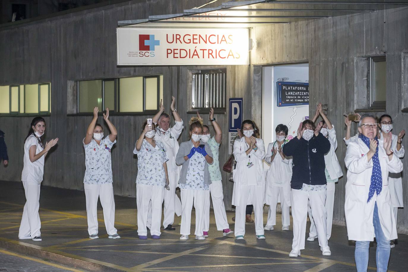 Fotos: Aplausos a los sanitarios a las puertas de Valdecilla