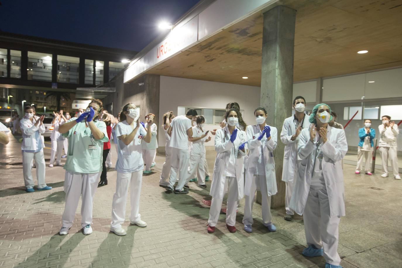 Fotos: Aplausos a los sanitarios a las puertas de Valdecilla