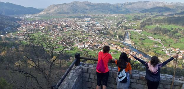 Mirador del monte Gedo, con el valle de Buelna al frente.