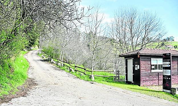 Una vista del acceso a la cueva de El Pendo, en Escobedo (Camargo). j. g.