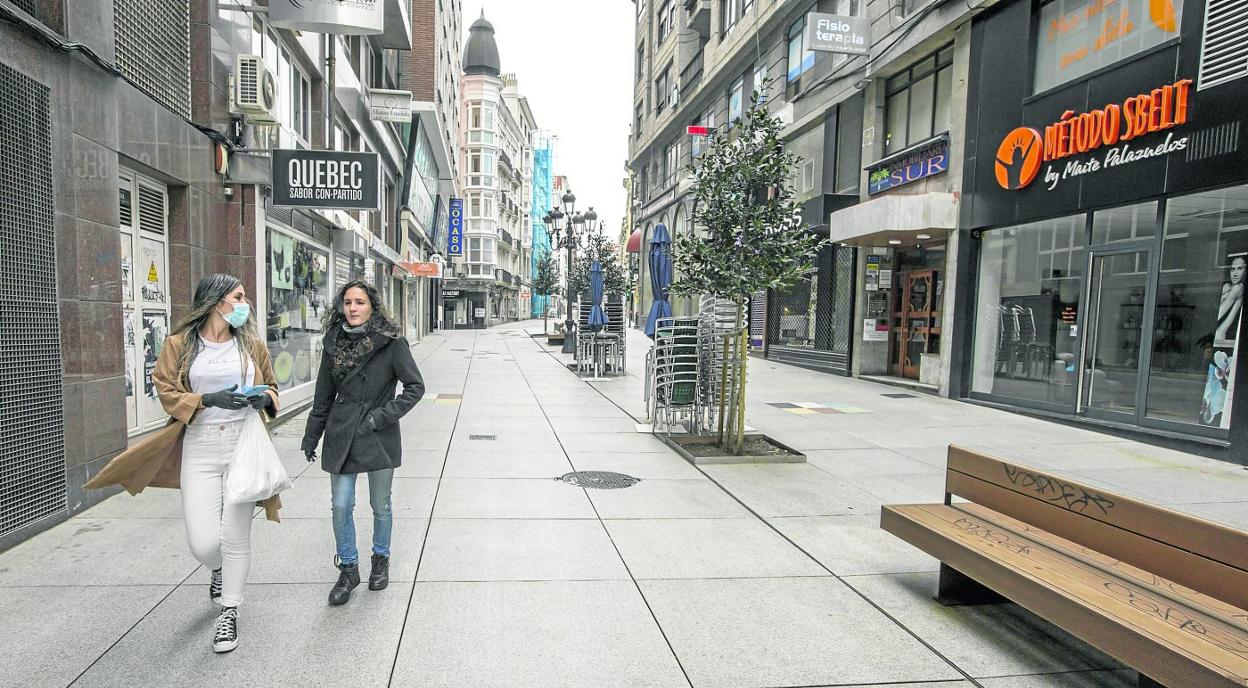 Dos mujeres pasean por una de las calles peatonales y comerciales de Santander. 