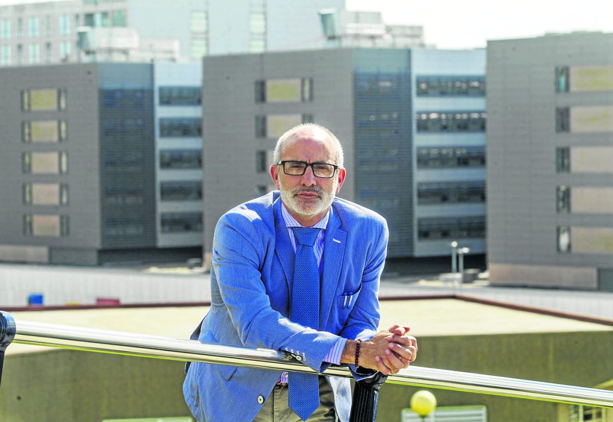 El consejero de Sanidad, Miguel Rodríguez, posa delante del Hospital Marqués de Valdecilla. alberto aja