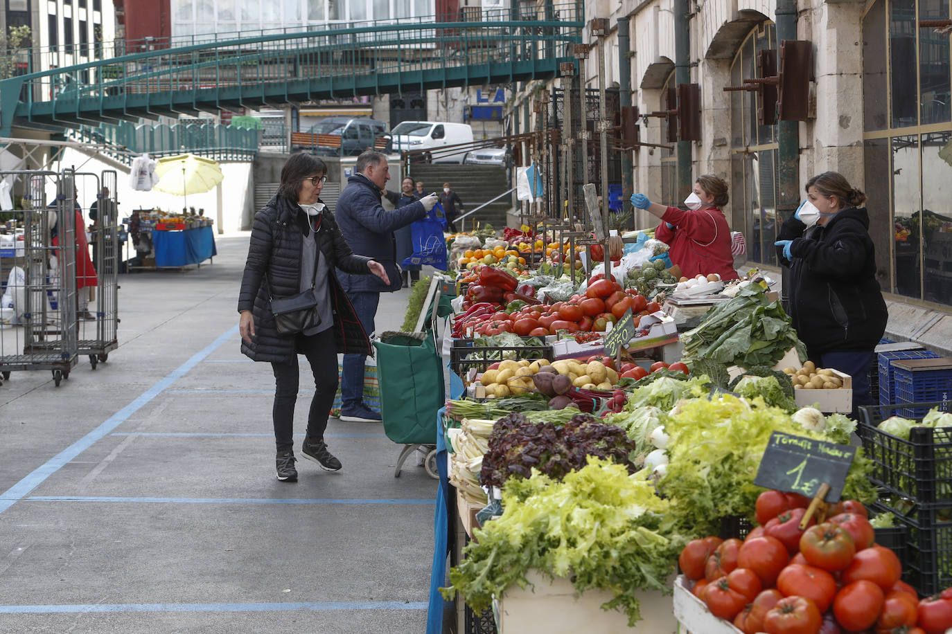 Fotos: Las insólitas imágenes del Mercado de la Esperanza un sábado de confinamiento