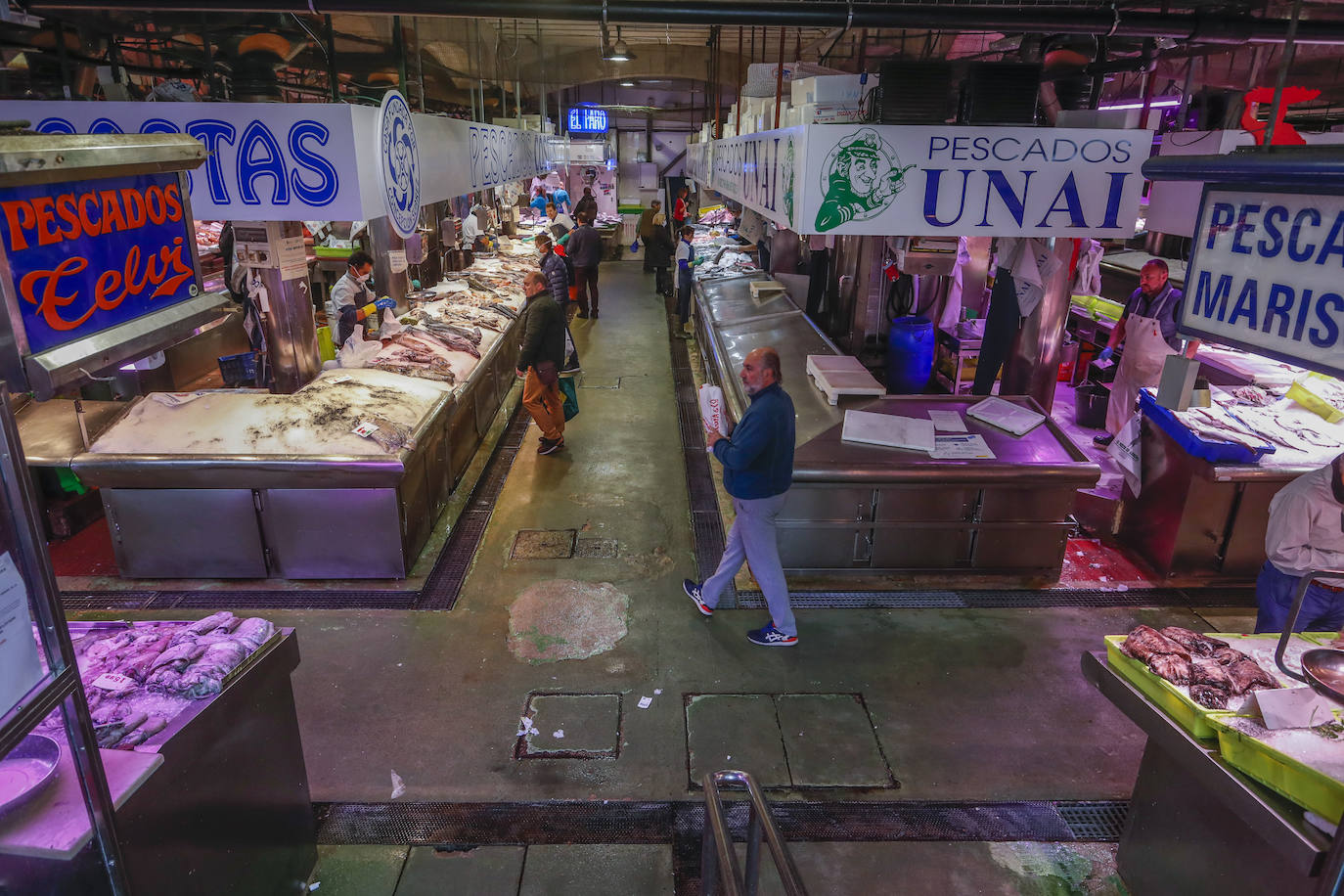 Fotos: Las insólitas imágenes del Mercado de la Esperanza un sábado de confinamiento