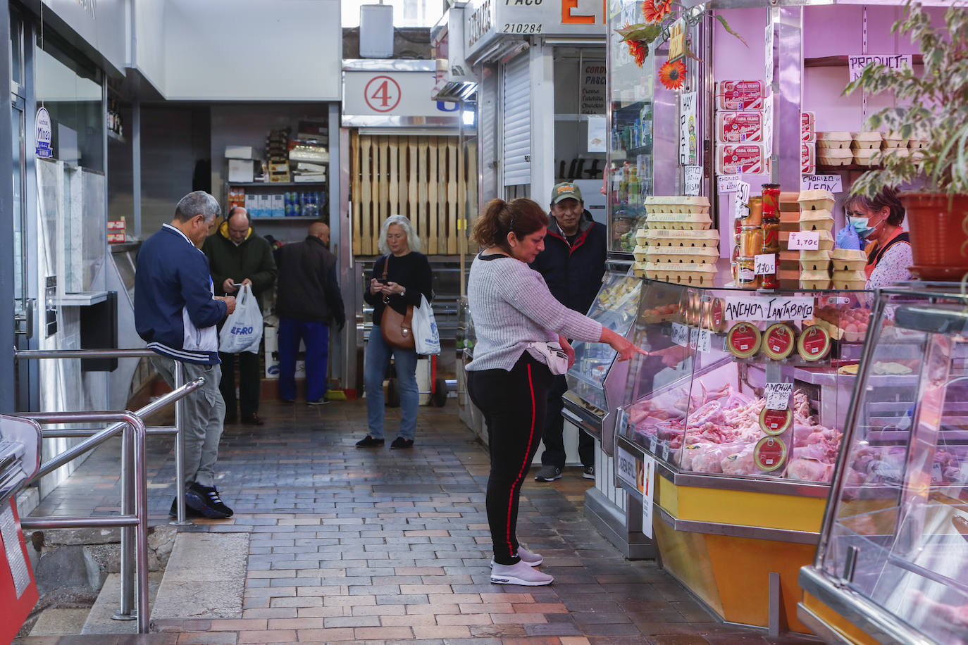 Fotos: Las insólitas imágenes del Mercado de la Esperanza un sábado de confinamiento