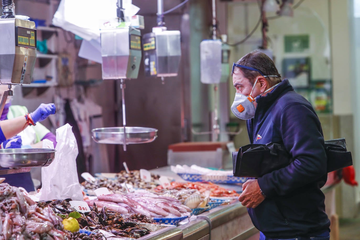 Fotos: Las insólitas imágenes del Mercado de la Esperanza un sábado de confinamiento