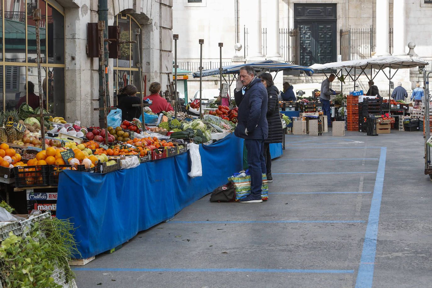 Fotos: Las insólitas imágenes del Mercado de la Esperanza un sábado de confinamiento