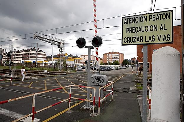 Vista general del paso a nivel de las vías del tren en la calle Pablo Garnica.