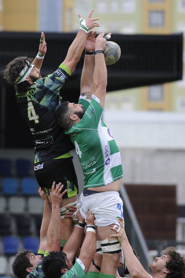 Pollock y Mora saltan en una touche en el derbi en El Malecón. 