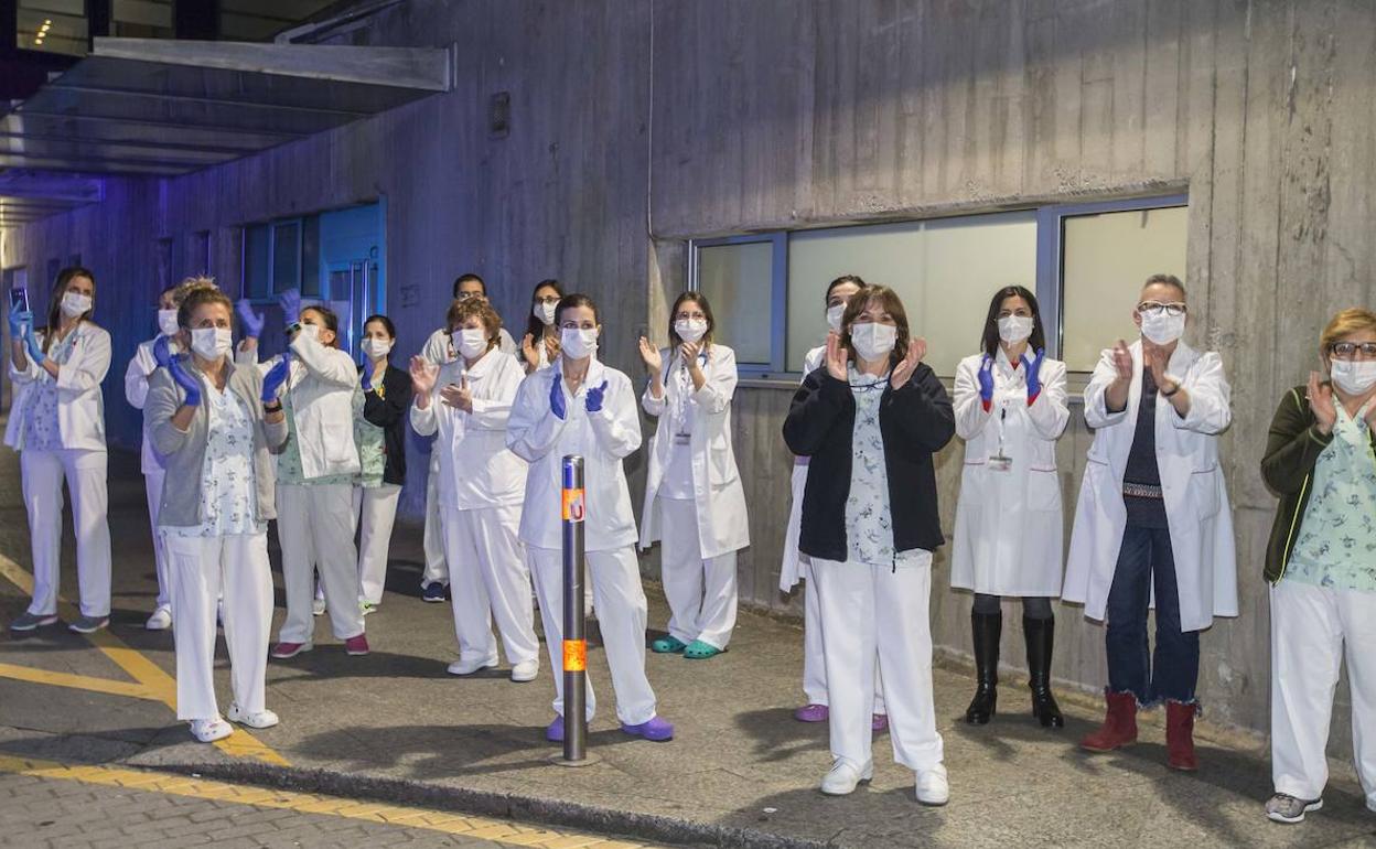 Los hospitales se refuerzan ante la gran oleada de contagios, que llegará al pico en una semana