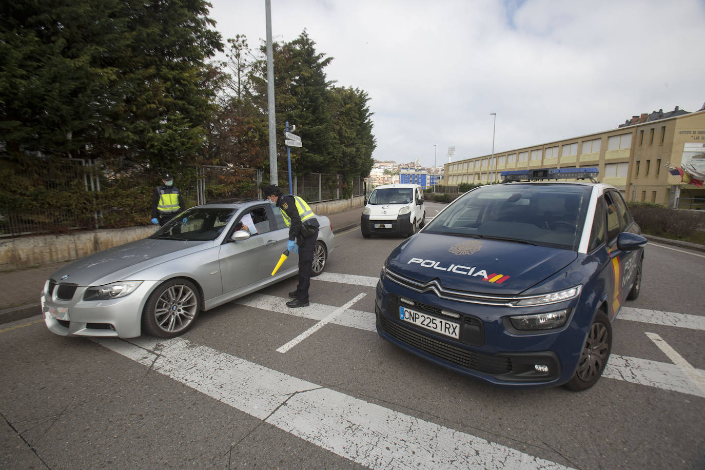 Fotos: La Policía realiza Labores de vigilancia del confinamiento en El Sardinero