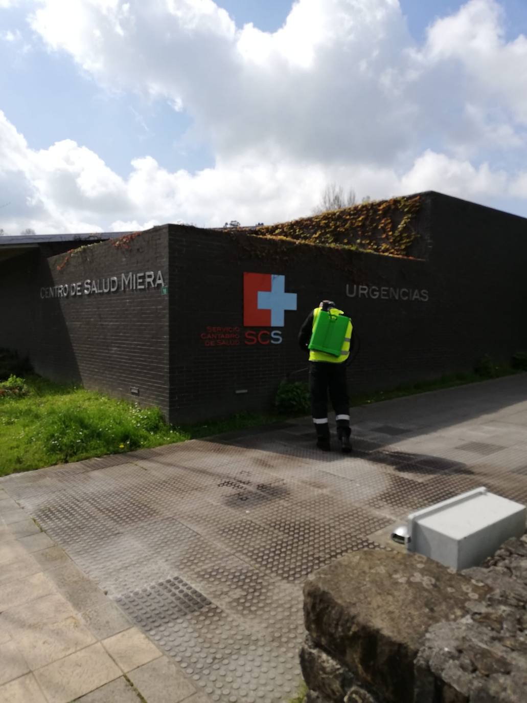 Casi un centenar de efectivos de la Unidad Militar de Emergencias de León está en la región, El equipo ha comenzado a trabajar en la zona de El Sardinero y en Valdecilla y centros de salud.