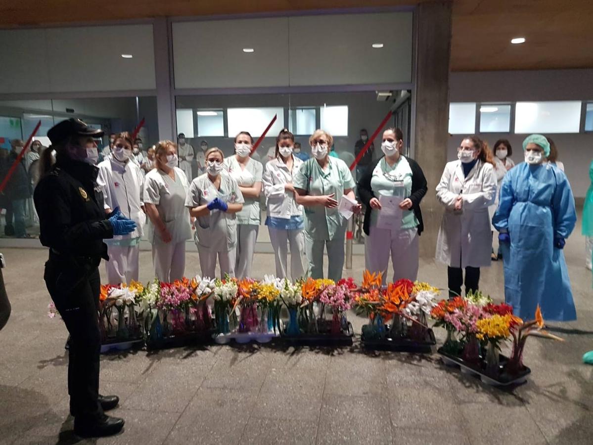 La Asociación Cántabra de Empresarios Floristas (ACEF) ha homenajeado a los sanitarios y agentes de las Fuerzas y Cuerpos de Seguridad sumándose al aplauso diario que la ciudadanía les dedica a las ocho de la tarde y entregando 40 ramos de flores a los profesionales reunidos en la zona de urgencias del Hospital Universitario Marqués de Valdecilla (médicos, enfermeros, auxiliares y todo el personal sanitario y policial) por el trabajo que están realizando en esta situación de crisis sanitaria provocada por el coronavirus.