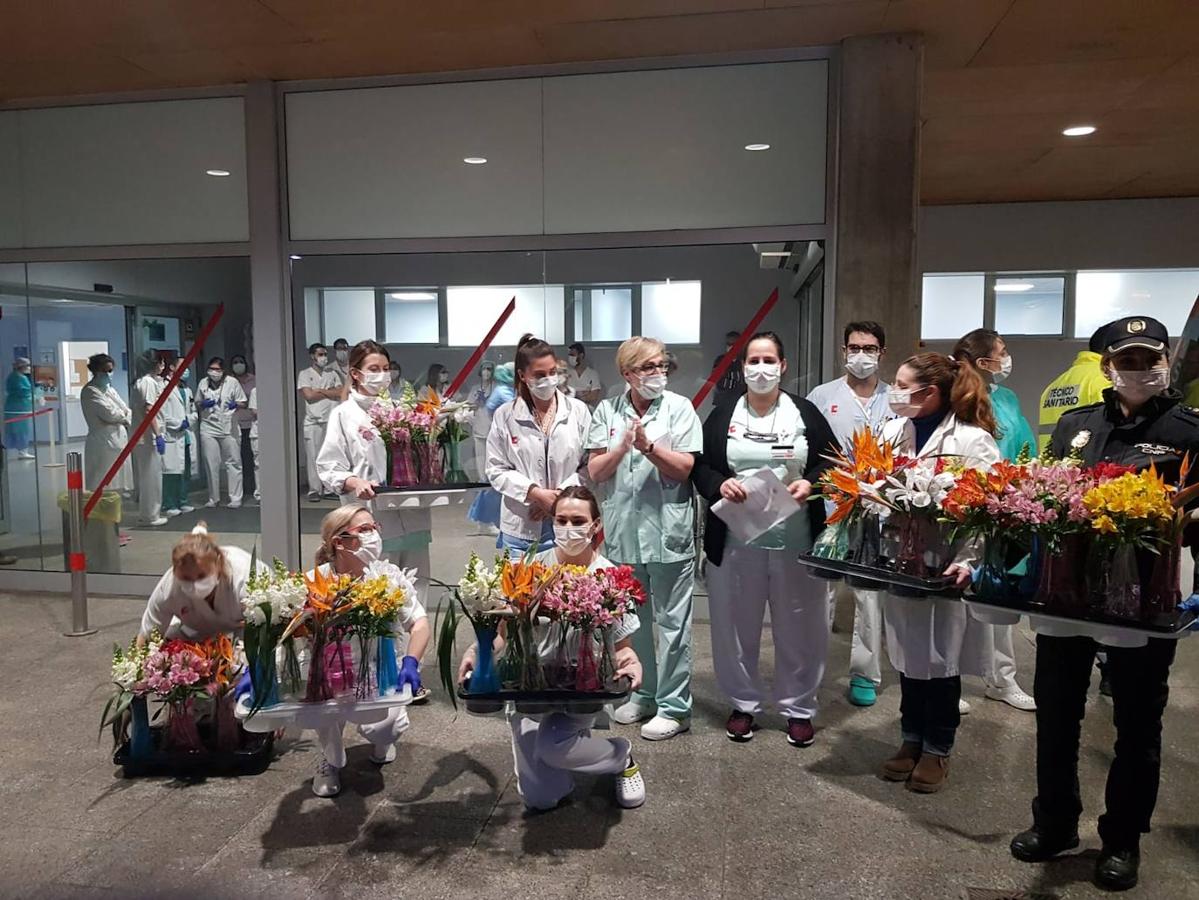 La Asociación Cántabra de Empresarios Floristas (ACEF) ha homenajeado a los sanitarios y agentes de las Fuerzas y Cuerpos de Seguridad sumándose al aplauso diario que la ciudadanía les dedica a las ocho de la tarde y entregando 40 ramos de flores a los profesionales reunidos en la zona de urgencias del Hospital Universitario Marqués de Valdecilla (médicos, enfermeros, auxiliares y todo el personal sanitario y policial) por el trabajo que están realizando en esta situación de crisis sanitaria provocada por el coronavirus.