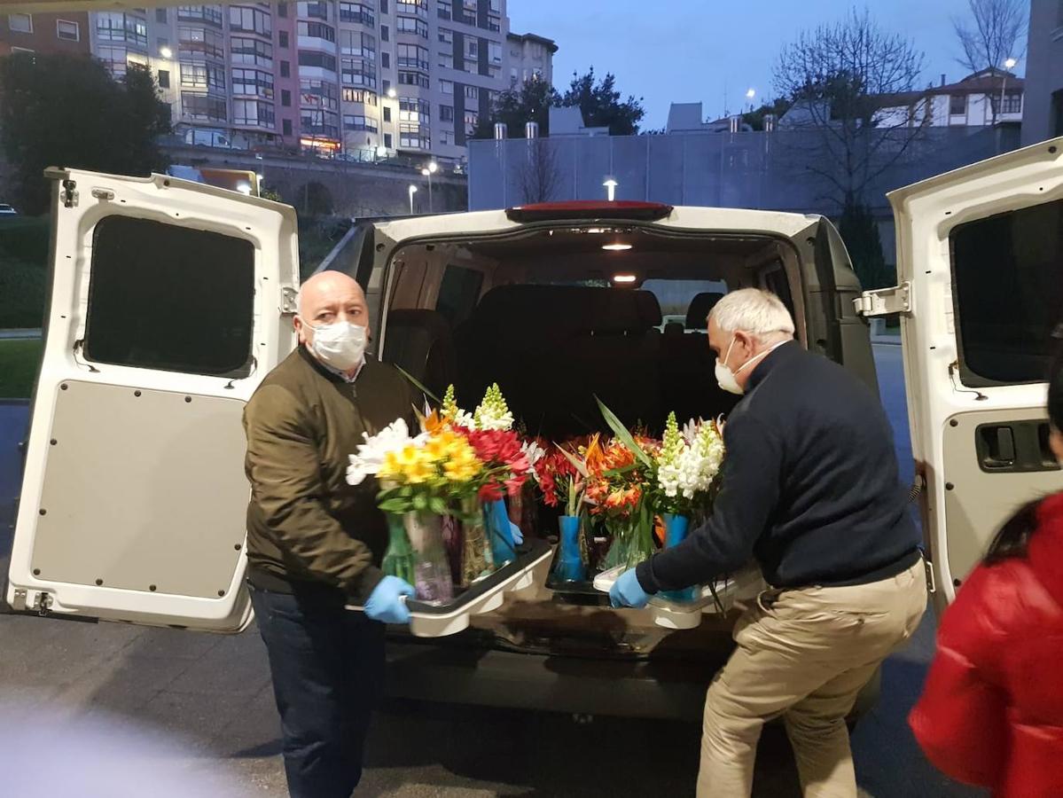 La Asociación Cántabra de Empresarios Floristas (ACEF) ha homenajeado a los sanitarios y agentes de las Fuerzas y Cuerpos de Seguridad sumándose al aplauso diario que la ciudadanía les dedica a las ocho de la tarde y entregando 40 ramos de flores a los profesionales reunidos en la zona de urgencias del Hospital Universitario Marqués de Valdecilla (médicos, enfermeros, auxiliares y todo el personal sanitario y policial) por el trabajo que están realizando en esta situación de crisis sanitaria provocada por el coronavirus.