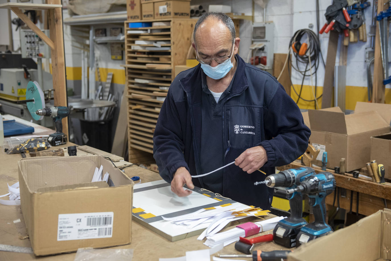 Fotos: Los talleres del Gobierno de Cantabria fabrican material de protección