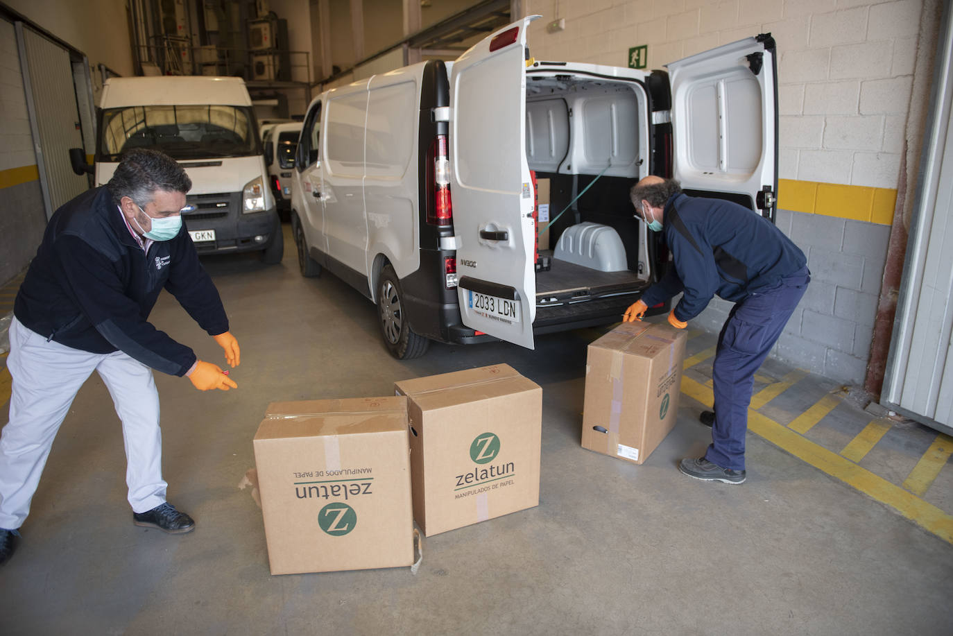 Fotos: Los talleres del Gobierno de Cantabria fabrican material de protección