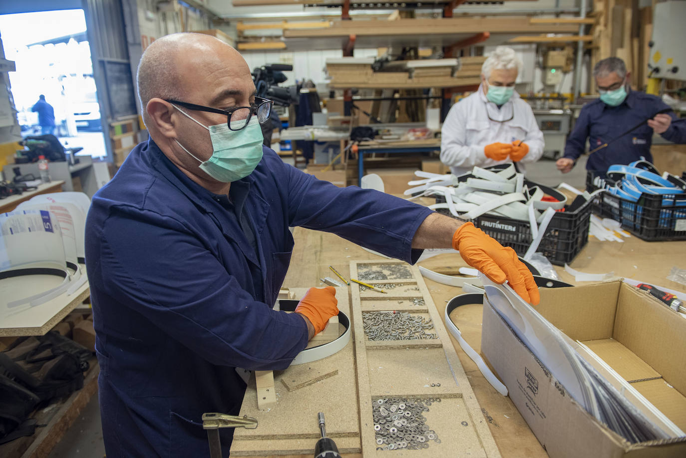 Fotos: Los talleres del Gobierno de Cantabria fabrican material de protección