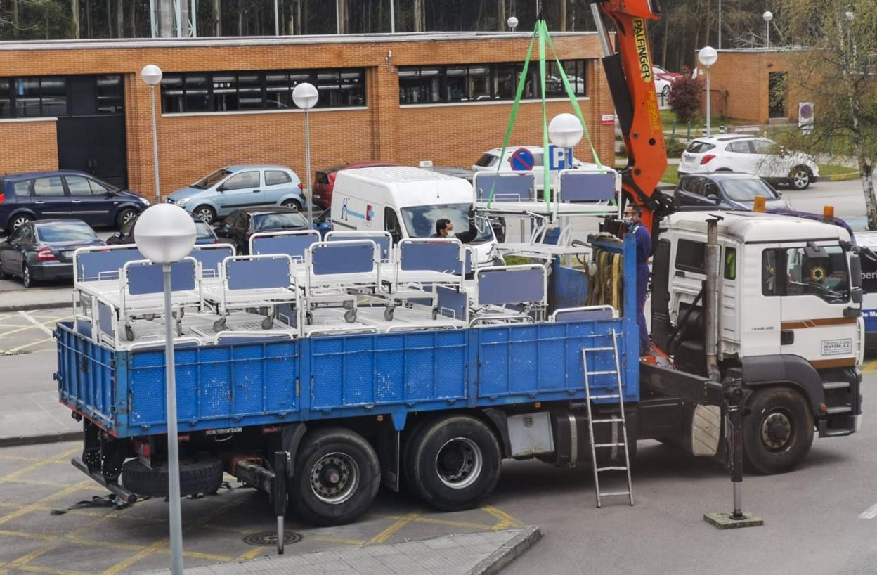 Un camión traslada decenas de camas para instalar en el Hospital Sierrallana, de Torrelavega. 