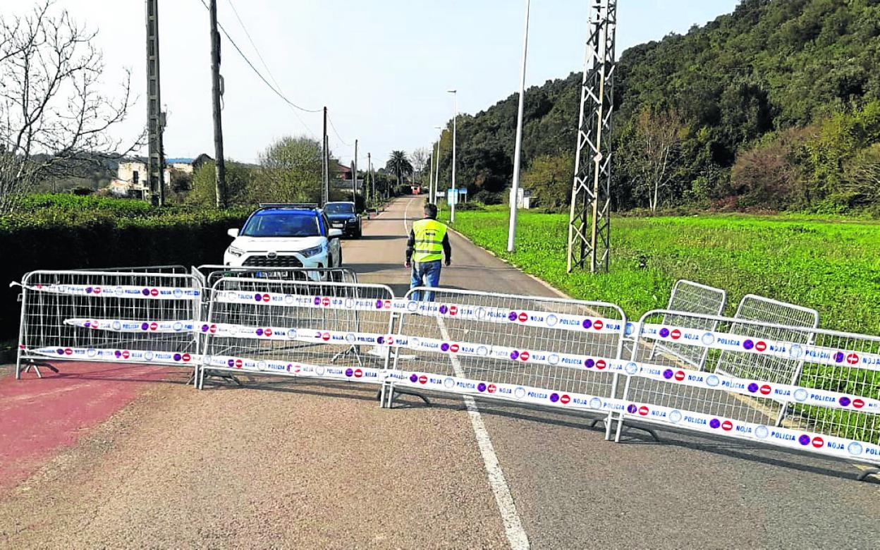 Carrera cortada de entrada a Noja a través de La Rota.