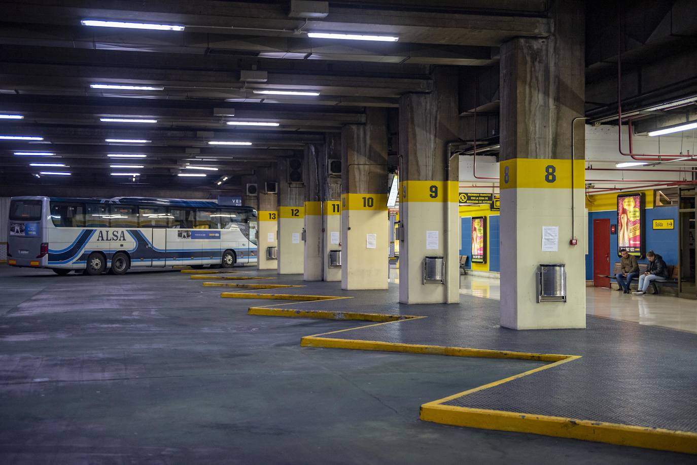 Las dársenas de los autobuses en la estación de Santander.