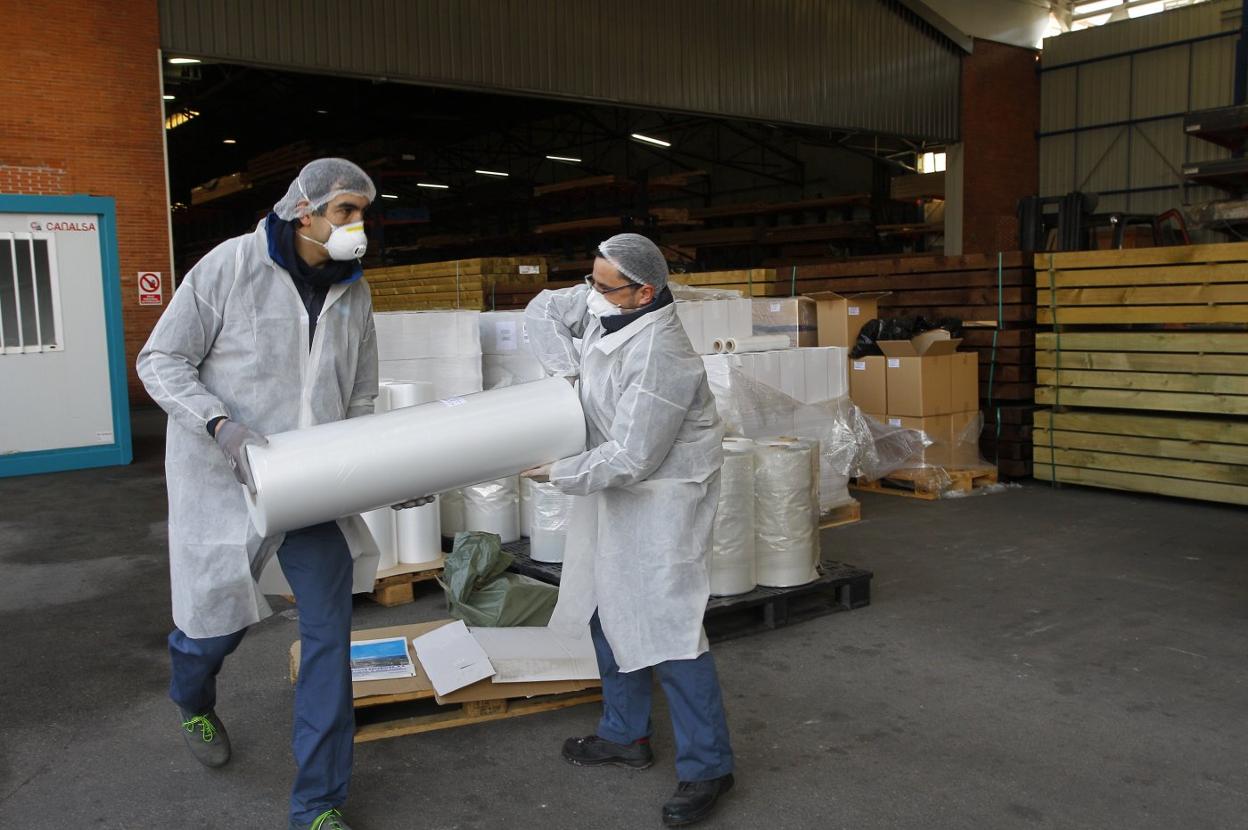 La compañía ya ha empezado la entrega solidaria de bobinas de plástico para uso sanitario.