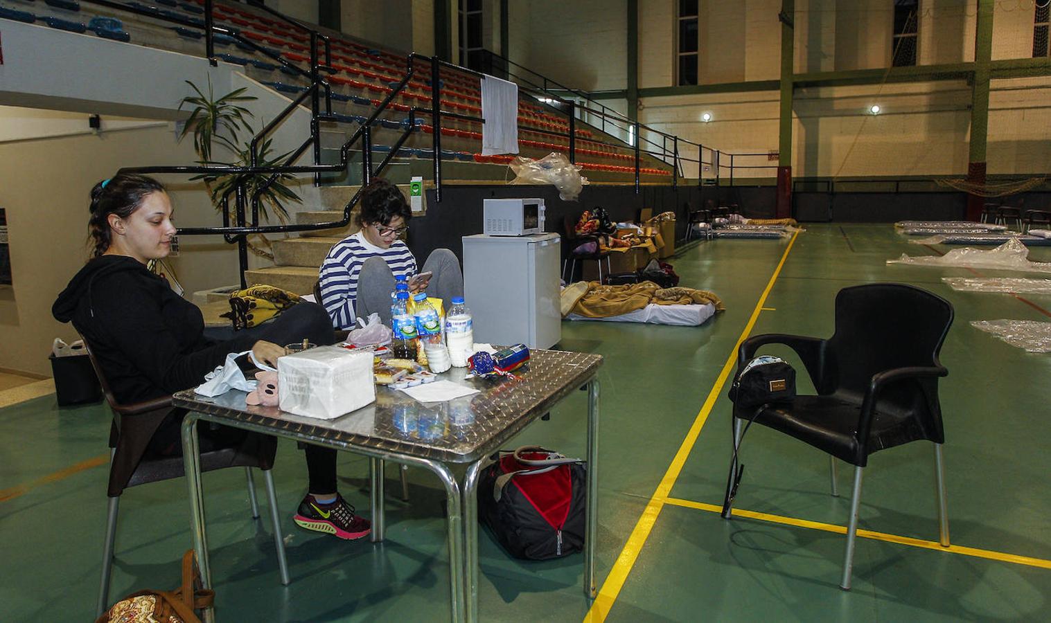 Los empleados de Cadmasa viven confinados en un polideportivo de Los Corrales de Buelna