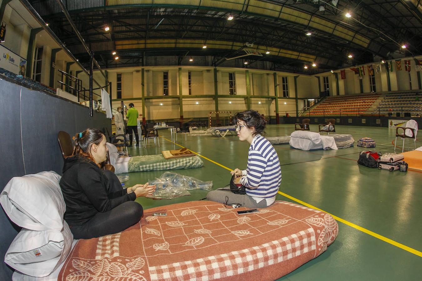 Los empleados de Cadmasa viven confinados en un polideportivo de Los Corrales de Buelna