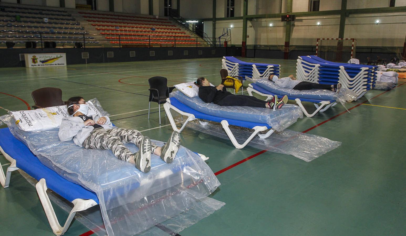 Los empleados de Cadmasa viven confinados en un polideportivo de Los Corrales de Buelna