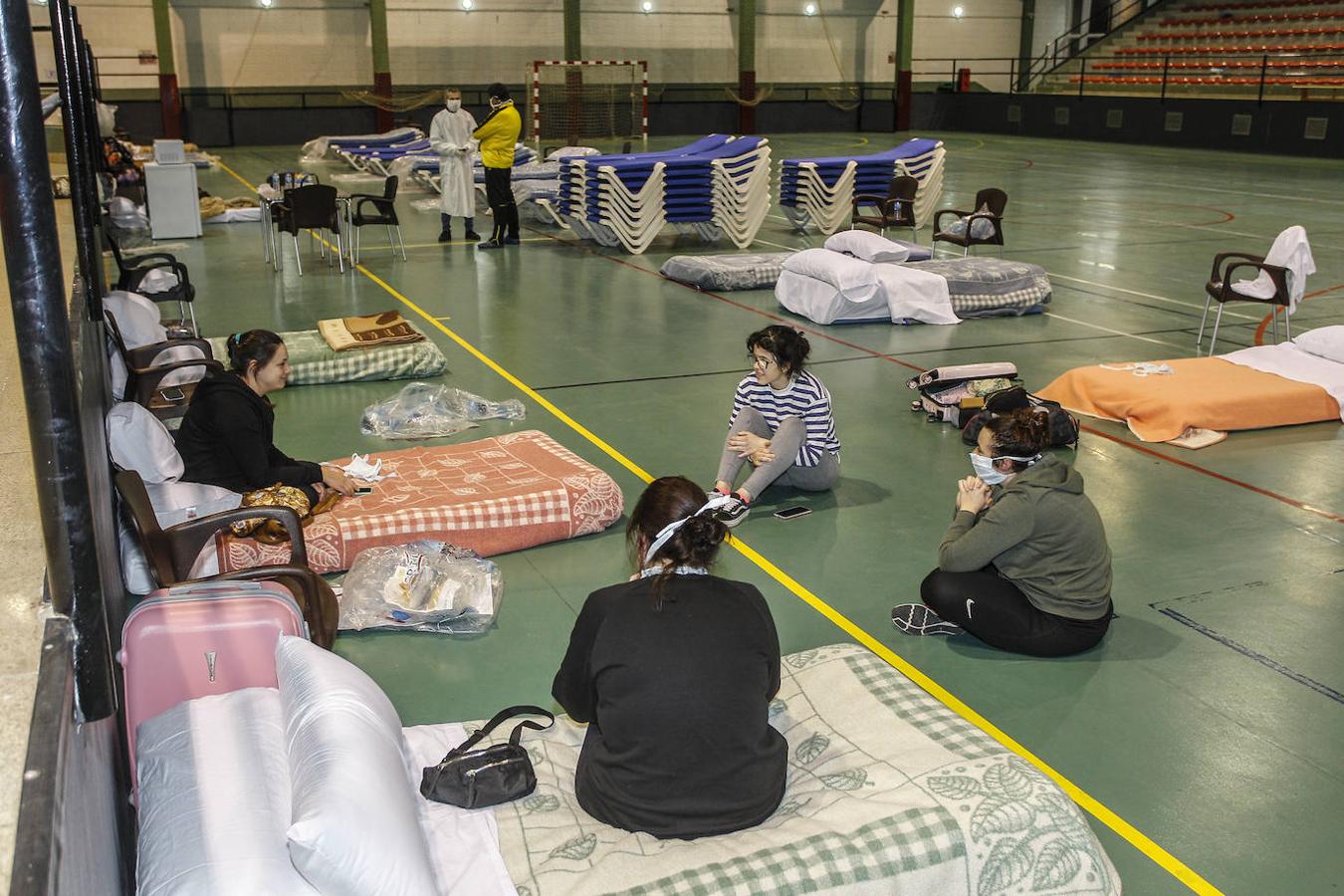 Los empleados de Cadmasa viven confinados en un polideportivo de Los Corrales de Buelna