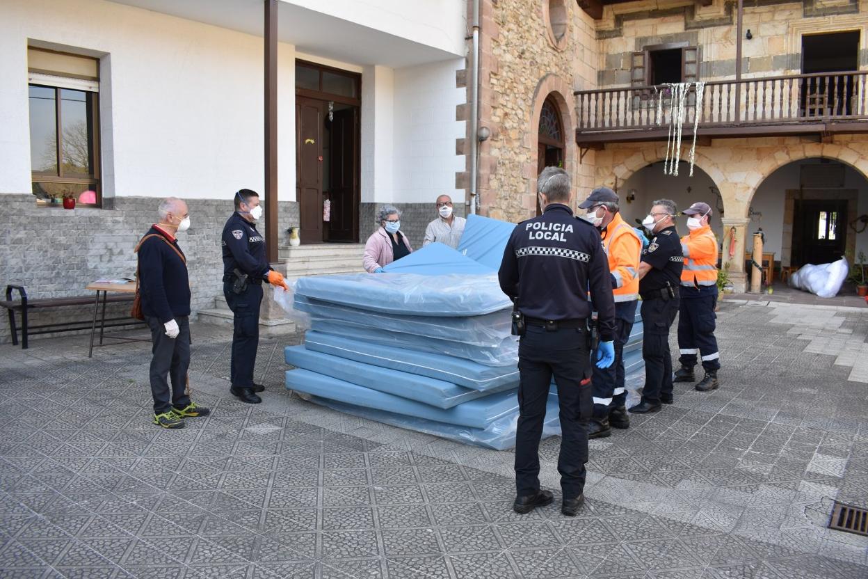 Efectivos de la Policía Local y Protección Civil de Los Corrales, alcalde en funciones y voluntarios de San Felices, durante en el traslado. 