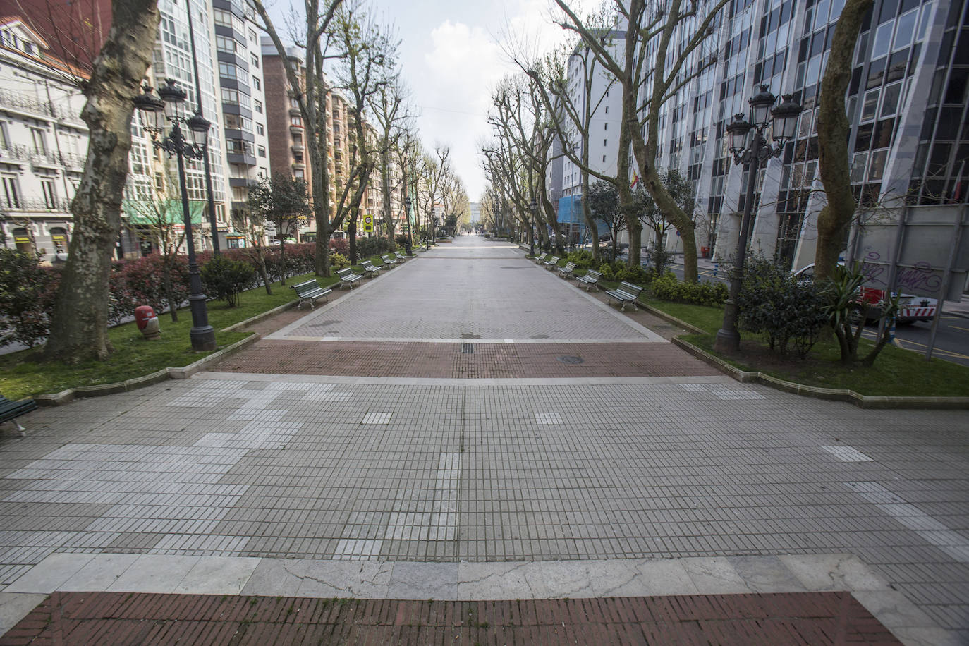 Calles vacías en santander donde todos los domingos se amontonaba la gente para tomar el vermú, unos blancos y las rabas. Autovías y el paseo marítimo, también sin gente.