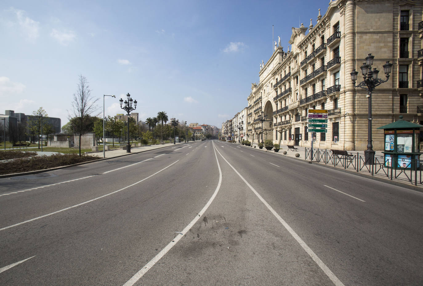 Calles vacías en santander donde todos los domingos se amontonaba la gente para tomar el vermú, unos blancos y las rabas. Autovías y el paseo marítimo, también sin gente.