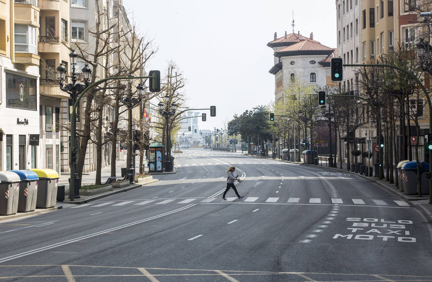 Calles vacías en santander donde todos los domingos se amontonaba la gente para tomar el vermú, unos blancos y las rabas. Autovías y el paseo marítimo, también sin gente.