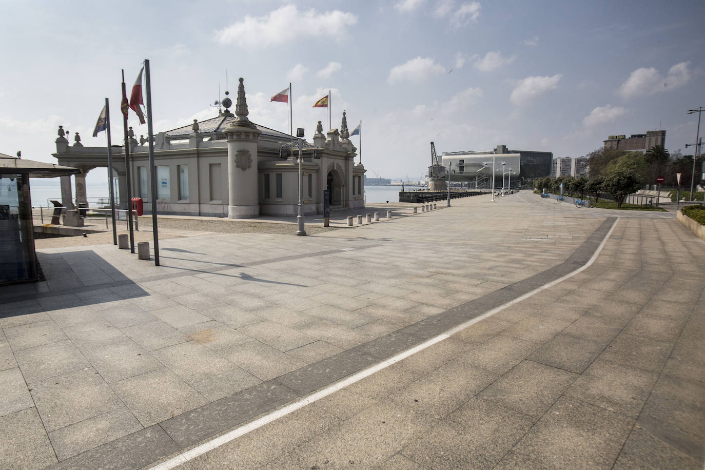 Calles vacías en santander donde todos los domingos se amontonaba la gente para tomar el vermú, unos blancos y las rabas. Autovías y el paseo marítimo, también sin gente.