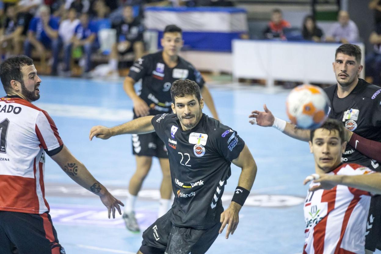 Nicolás Zungri, del Sinfín, en un lance del juego frente al Puerto Sagunto durante un choque en La Albericia. 