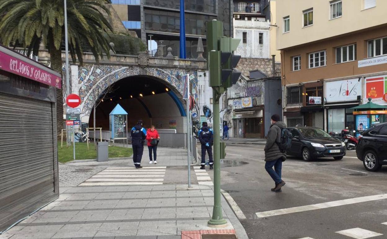 Control policial, esta mañana en la zona de las estaciones de Santander.