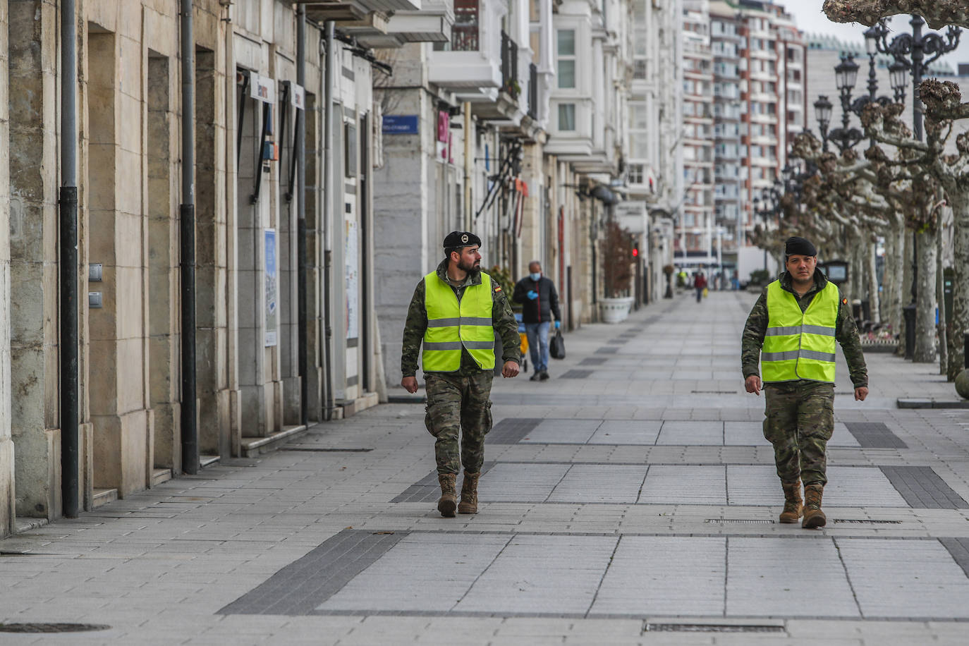 Un centenar de efectivos del Ejercito de Tierra apoyan este lunes a la Policía Nacional en labores de reconocimiento de infraestructuras críticas de Santander y Torrelavega.A lo largo del día de hoy han realizado labores de vigilancia y control en la zona de las estaciones, el Parque Científico y Tecnológico o los grandes centros comerciales de Santander, así como en el Mercado de Ganados o el centro urbano de Torrelavega.