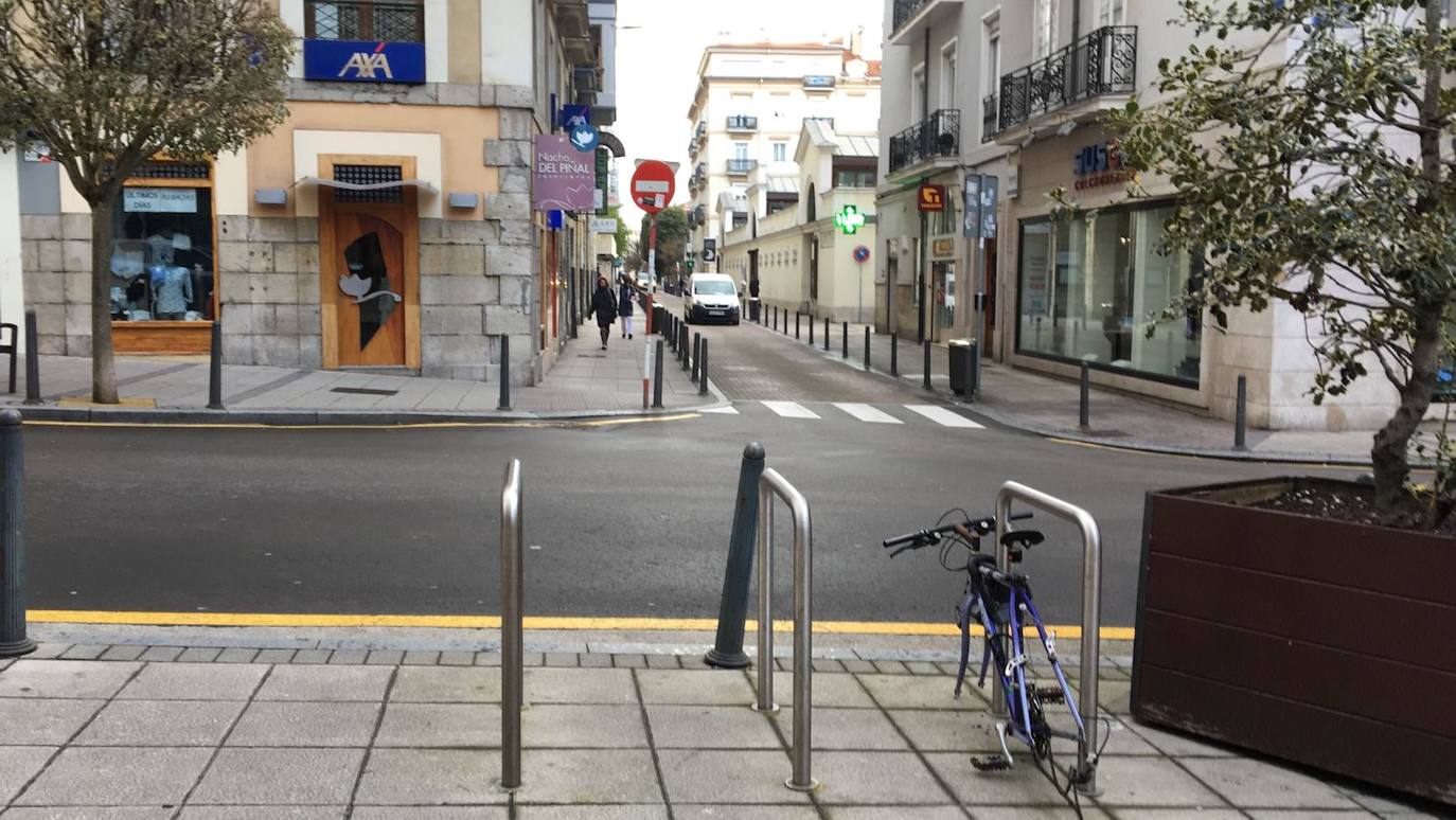 Reinosa amaneció nevando y en Liébana no se esperaban que la nevada fuera a ser tan copiosa como la registrada hoy. Hasta han visto nevar tímidamente en Torrelavega. En localidades costeras ha granizado en algunos momentos de la mañana y en toda la región está haciendo mucho frío. El mal tiempo se ha aliado con el endurecimiento de las medidas de confinamiento. Muy poca gente está saliendo a la calle este lunes. Las obras han parado y las fábricas han comenzado a preparar su completa paralización. La vida, ahora sí, continúa dentro de las casas en esta tercera semana del estado de alarma.
