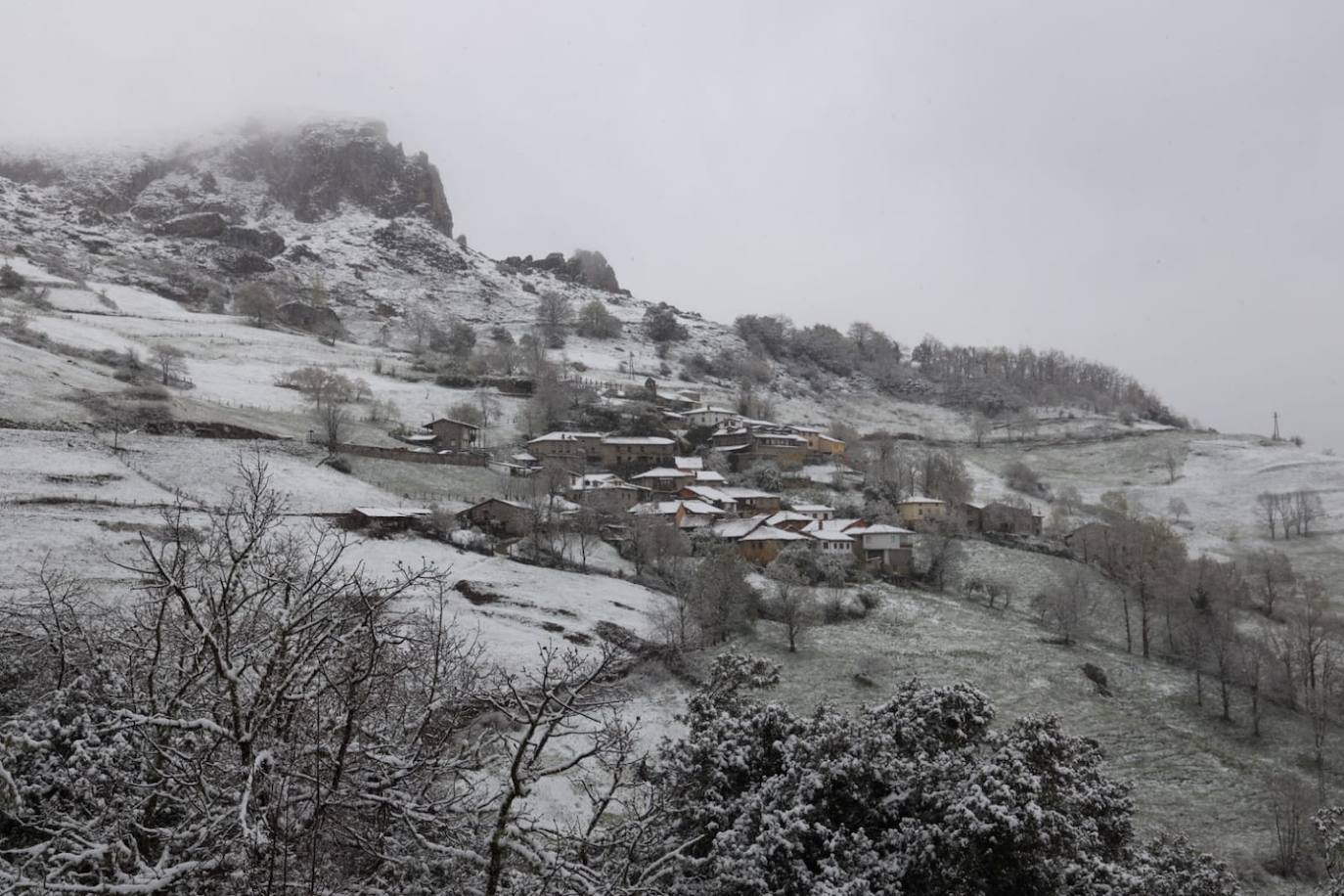 Reinosa amaneció nevando y en Liébana no se esperaban que la nevada fuera a ser tan copiosa como la registrada hoy. Hasta han visto nevar tímidamente en Torrelavega. En localidades costeras ha granizado en algunos momentos de la mañana y en toda la región está haciendo mucho frío. El mal tiempo se ha aliado con el endurecimiento de las medidas de confinamiento. Muy poca gente está saliendo a la calle este lunes. Las obras han parado y las fábricas han comenzado a preparar su completa paralización. La vida, ahora sí, continúa dentro de las casas en esta tercera semana del estado de alarma.