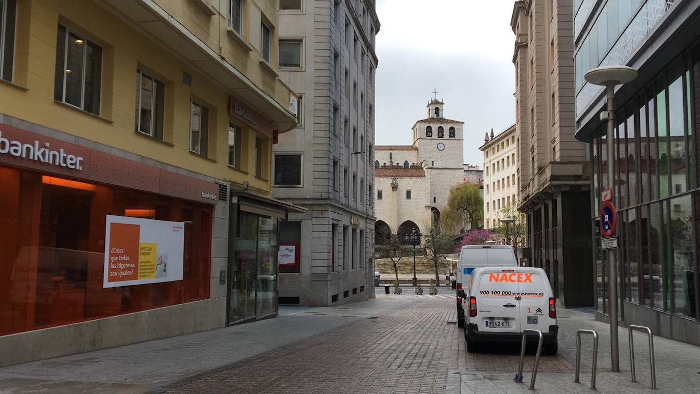 Reinosa amaneció nevando y en Liébana no se esperaban que la nevada fuera a ser tan copiosa como la registrada hoy. Hasta han visto nevar tímidamente en Torrelavega. En localidades costeras ha granizado en algunos momentos de la mañana y en toda la región está haciendo mucho frío. El mal tiempo se ha aliado con el endurecimiento de las medidas de confinamiento. Muy poca gente está saliendo a la calle este lunes. Las obras han parado y las fábricas han comenzado a preparar su completa paralización. La vida, ahora sí, continúa dentro de las casas en esta tercera semana del estado de alarma.
