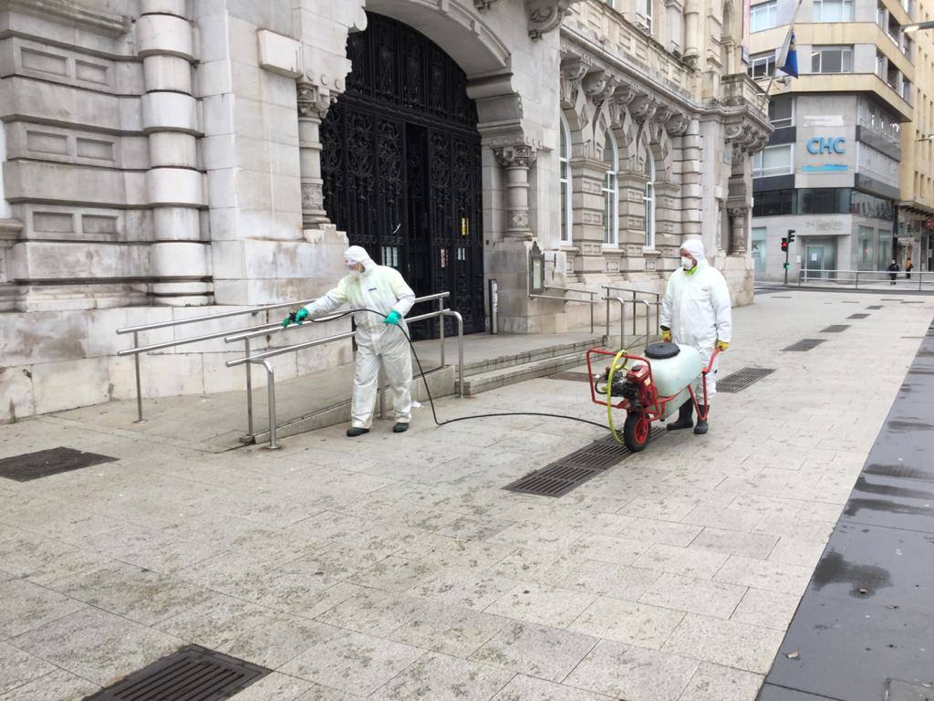 Reinosa amaneció nevando y en Liébana no se esperaban que la nevada fuera a ser tan copiosa como la registrada hoy. Hasta han visto nevar tímidamente en Torrelavega. En localidades costeras ha granizado en algunos momentos de la mañana y en toda la región está haciendo mucho frío. El mal tiempo se ha aliado con el endurecimiento de las medidas de confinamiento. Muy poca gente está saliendo a la calle este lunes. Las obras han parado y las fábricas han comenzado a preparar su completa paralización. La vida, ahora sí, continúa dentro de las casas en esta tercera semana del estado de alarma.