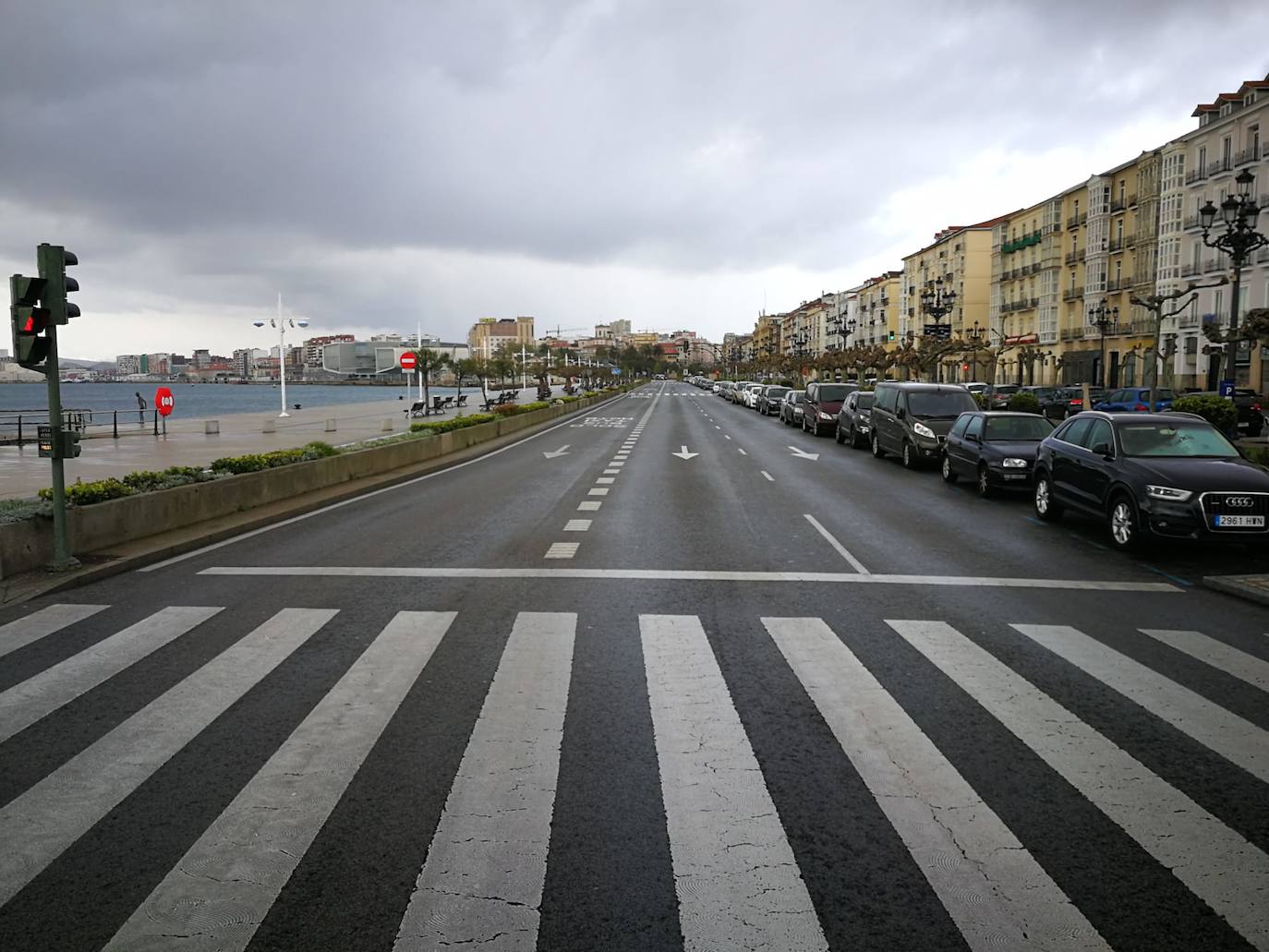Reinosa amaneció nevando y en Liébana no se esperaban que la nevada fuera a ser tan copiosa como la registrada hoy. Hasta han visto nevar tímidamente en Torrelavega. En localidades costeras ha granizado en algunos momentos de la mañana y en toda la región está haciendo mucho frío. El mal tiempo se ha aliado con el endurecimiento de las medidas de confinamiento. Muy poca gente está saliendo a la calle este lunes. Las obras han parado y las fábricas han comenzado a preparar su completa paralización. La vida, ahora sí, continúa dentro de las casas en esta tercera semana del estado de alarma.
