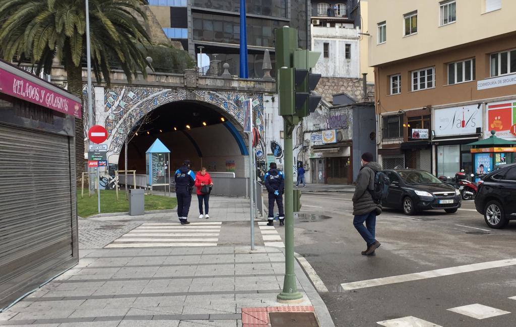 Reinosa amaneció nevando y en Liébana no se esperaban que la nevada fuera a ser tan copiosa como la registrada hoy. Hasta han visto nevar tímidamente en Torrelavega. En localidades costeras ha granizado en algunos momentos de la mañana y en toda la región está haciendo mucho frío. El mal tiempo se ha aliado con el endurecimiento de las medidas de confinamiento. Muy poca gente está saliendo a la calle este lunes. Las obras han parado y las fábricas han comenzado a preparar su completa paralización. La vida, ahora sí, continúa dentro de las casas en esta tercera semana del estado de alarma.